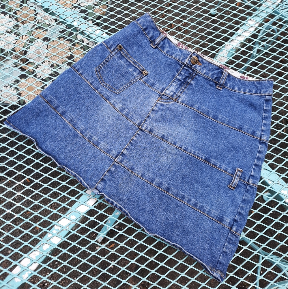 2000s Guess Denim Mini Skirt 💙